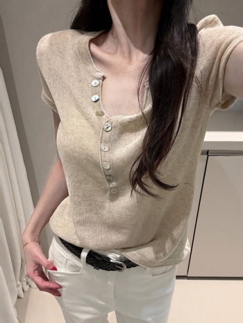 【Z830447】半開領貝殼釦短袖上衣