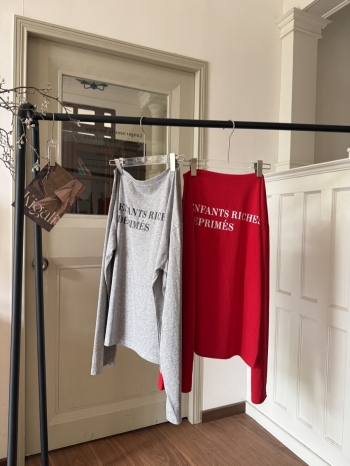 【Z830427】設計感斜肩字母印花長T