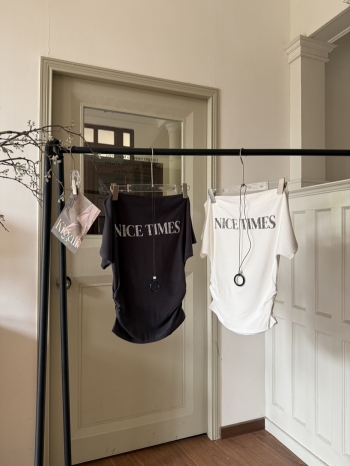 【Z830441】字母印花褶皺收腰短袖(附項鍊)