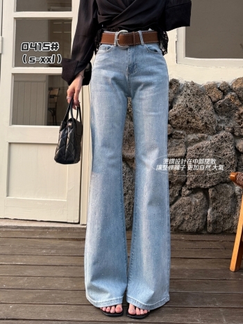 【Z830415】燙鑽高腰微喇淺刷藍牛仔褲(附腰帶)