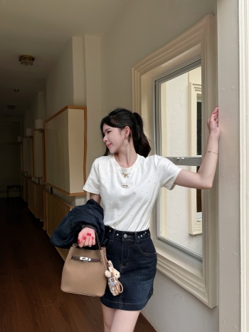 【Z830420】簡約休閒燙鑽圓領短T