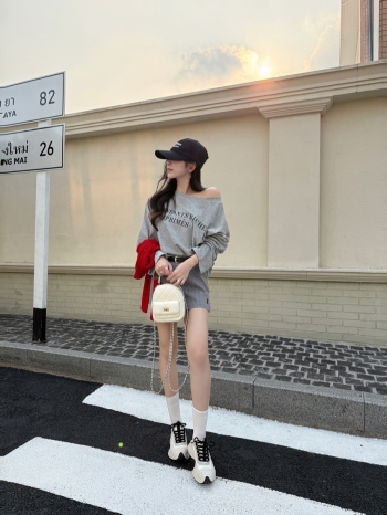 【Z830427】設計感斜肩字母印花長T