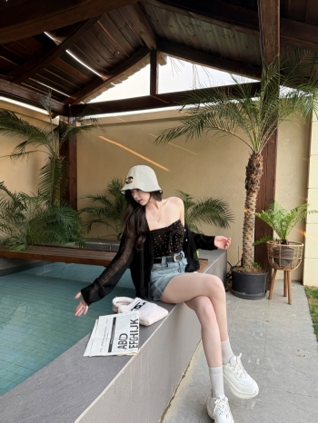 【Z830516】簡約排釦V領坑條針織罩衫