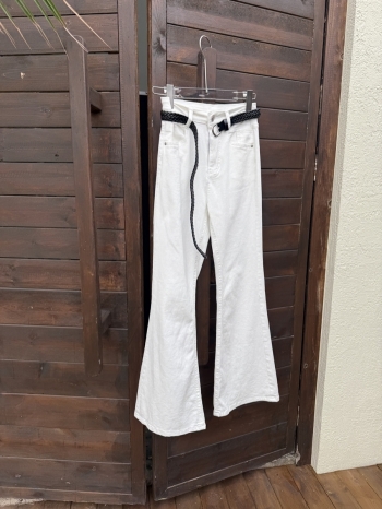 【Z830453】白色不貼腿彈力微喇牛仔褲(附腰帶)