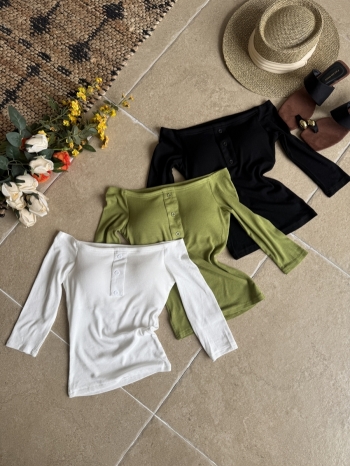 【Z830553】羅紋一字領露肩排釦七分袖上衣