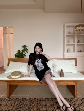 【Z830547】時尚圓領釘珠畫家帽狗狗印花短T