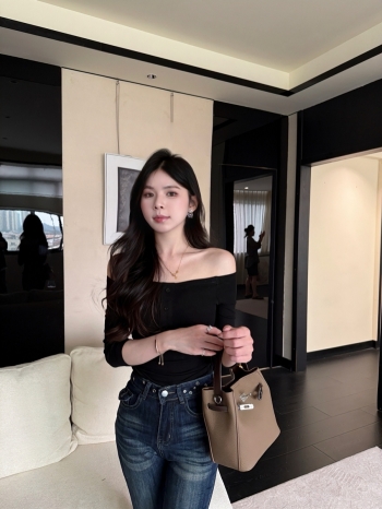 【Z830553】羅紋一字領露肩排釦五分袖上衣