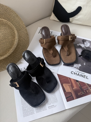 【Z830620】皮帶釦設計感粗跟絨面人字拖鞋