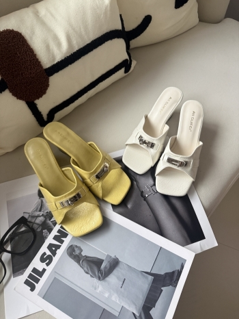 【Z830618】法式時尚金釦坡跟一字涼拖鞋