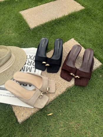 【Z830619】法式粗跟絨面金屬釦涼拖鞋