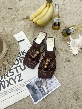 【Z830627】復古方頭刺繡水鑽小貓跟涼拖鞋