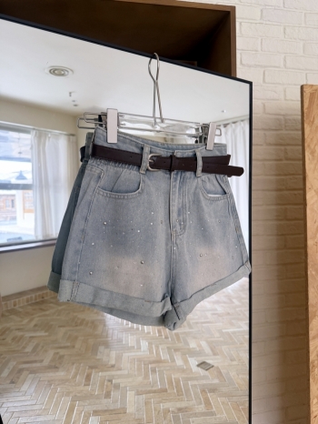 【Z830668】淺藍色燙鑽捲邊牛仔短褲(附腰帶)