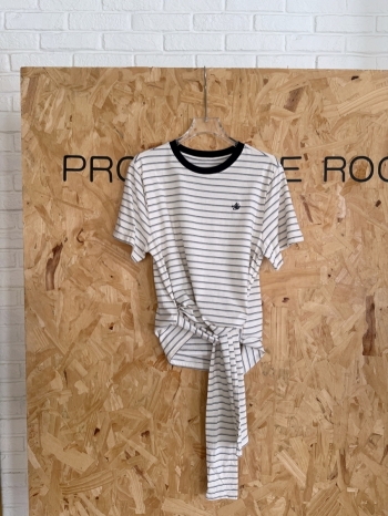 【Z830665】字母刺繡撞色條紋綁帶短T