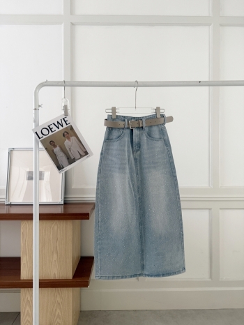 【Z830681】淺刷藍色磨白燙鑽後開叉牛仔裙(附腰帶)