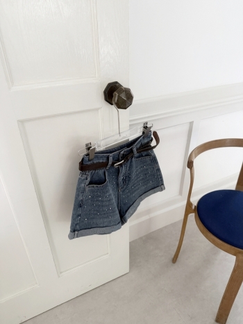 【Z830668】淺藍色燙鑽捲邊牛仔短褲(附腰帶)