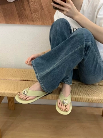 【Z830703】歐美風金屬釦軟底人字拖鞋