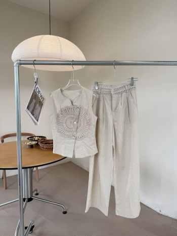 【Z830896】蕾絲刺繡鉤花背心+簍空織帶腰頭休閒褲套裝