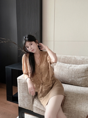 【Z830954】法式甜美風V領蕾絲花邊泡泡袖上衣